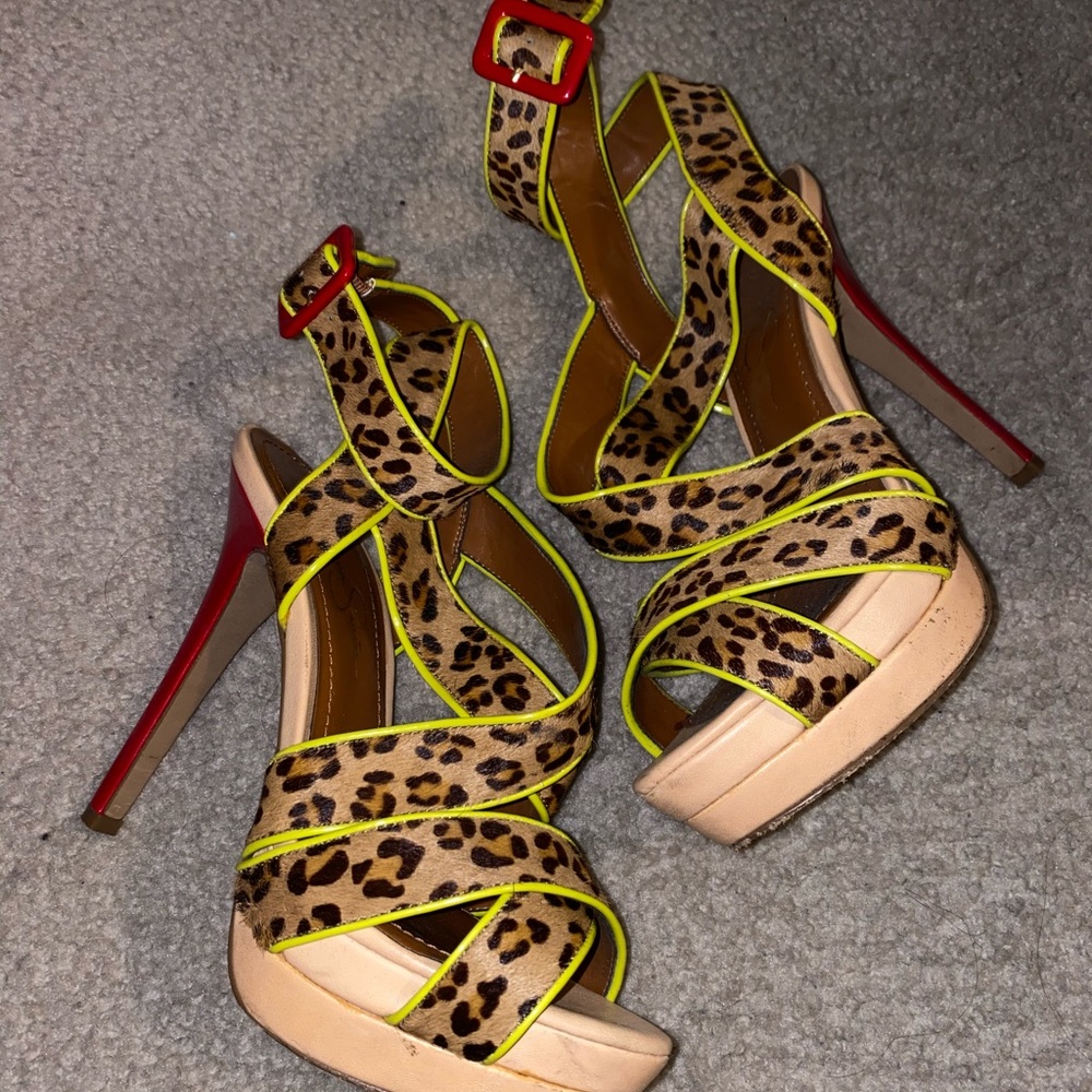 Leopard Cheetah strapped print heels 7.5